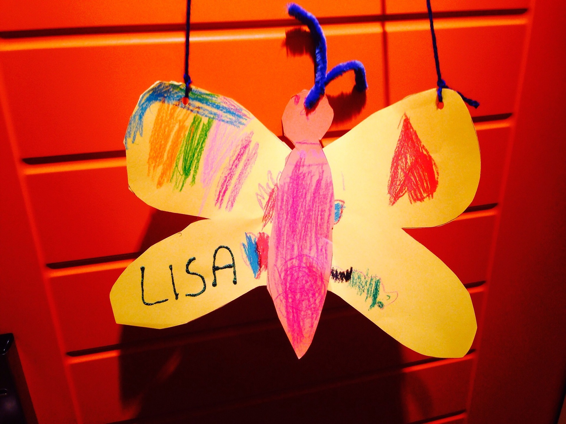 Petit papillon en papier portant le prénom d'un enfant