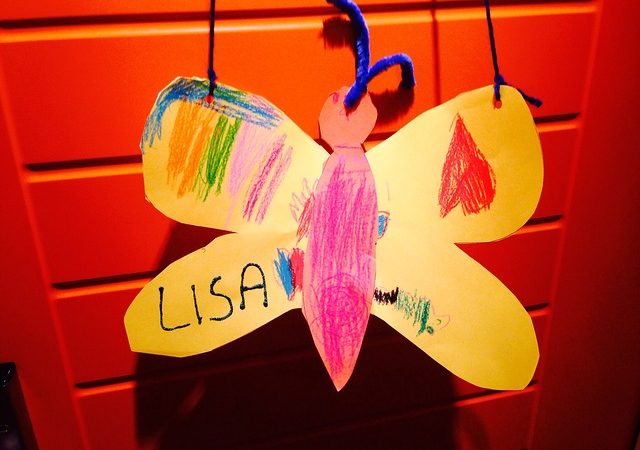 Petit papillon en papier portant le prénom d'un enfant